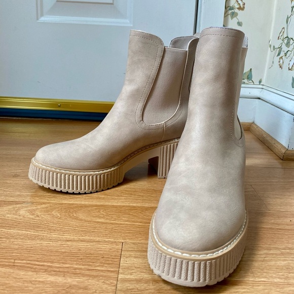 DV by Dolce Vita Darcel Lug Danda Chelsea Chunky Ankle Boot Stone Women’s Size 8 - Picture 5 of 14